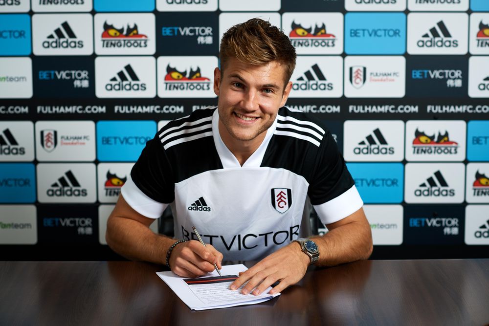 Joachim Andersen signs his Fulham contract
